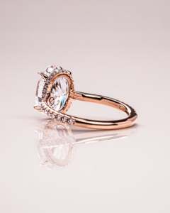 Bague solitaire élégante et luxueuse en or massif 14 carats avec diamant ovale de laboratoire serti à griffes et bande pavée, pour femme, idéale pour mariage ou fiançailles. - Product Image 2