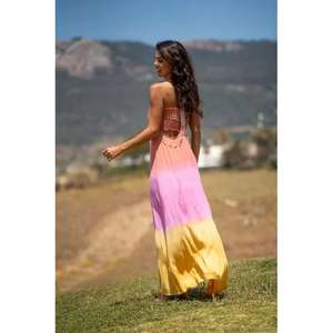 ความสง่างามด้วยชุดเดรสยาวแบบไล่เฉดสีสันสดใส ผสมผสานสีพีชอุ่นๆ สีม่วงอ่อน และสีเหลืองทอง ให้ลุคสดใสแบบโดนจูบแสงอาทิตย์ - Product Image 5