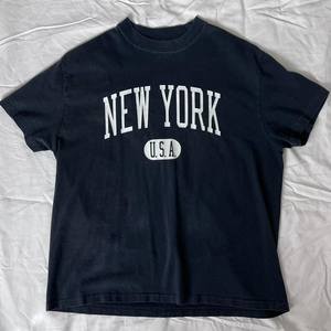 เสื้อยืดสีดำสำหรับผู้ชาย พิมพ์ลายการ์ตูนแมว แขนสั้น คอกลม ทรงลำลอง ดีไซน์โลโก้ด้านหน้า - Product Image 5