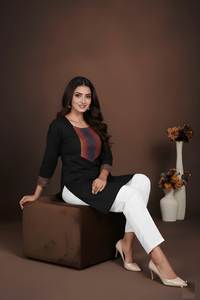 Tunique courte en coton imprimé pour femme, col rond, dentelle jacquard, haut classique à manches 3/4, coloris rouge, rose, crème, noir, haut fantaisie - Product Image 6