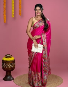 Sari en crêpe de soie rose traditionnel KV imprimé avec un chemisier non cousu pour les occasions de fête - Product Image 2