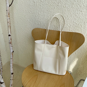 Bolso tote extragrande de cuero genuino con asas marrones, estilo minimalista de apertura superior para uso diario. - Product Image 3