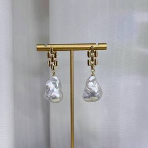 ต่างหูมุกน้ำจืดสไตล์อีดิสัน บาโรก แบบห้อย ดีไซน์หรูหรา ทำจากเงินแท้ โดดเด่นด้วยเอกลักษณ์เฉพาะตัว - Product Image 3