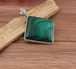 Pendentif en malachite naturelle, argent sterling 925 plaqué platine, véritable pierre précieuse verte à bandes, collier vintage avec sertissage en bezel - Product Image 3