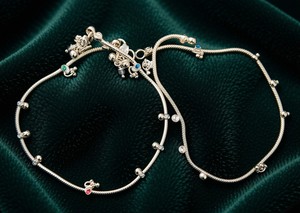 Chaîne de cheville en argent ornée de breloques DIVYORO - Product Image 3