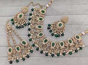 Parure de mariée élégante et de haute qualité, plaquée or, comprenant un collier ras-du-cou, des boucles d'oreilles et un Maang Tikka, en zircon plaqué rhodium, pour mariage, dernière collection - Product Image 2