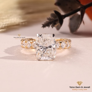 Anillo de Boda de Lujo con Corte Cojín y Halo Oculto, Diamante Cultivado en Laboratorio CVD de 4.00 Quilates, Color E, Claridad VVS2, Certificado IGI, Oro Sólido de 14K - Product Image 1