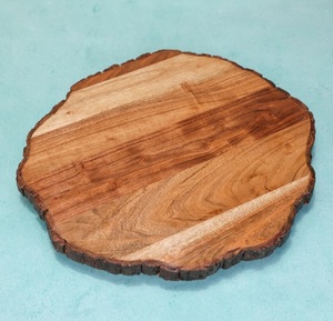 Plato Redondo de Madera para Servir con Borde de Corte Natural, Reutilizable, No Tóxico y Sostenible para Queso, Frutas y Aperitivos - Product Image 2