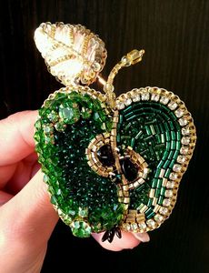 Broche Decorativo Bordado a Mano con Cuentas para Chaquetas, Vestidos y Chales, Broche Bordado con Cuentas Elegante y de Primera Calidad, Hecho a Mano - Product Image 5