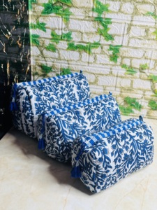กระเป๋าใส่เครื่องสำอางแบบพกพา 3 ชิ้น ลายดอกไม้สีฟ้า ผ้าฝ้ายน้ำหนักเบา ปิดซิป พร้อมสายคล้องสำหรับเดินทาง - Product Image 1
