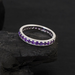 Anillo de Eternidad de Plata de Ley 925 Maciza para Mujer con Amatistas Engastadas en Pavé, Estilo Clásico, Joyería Fina para Uso Diario - Product Image 5