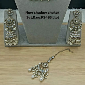 Parure de collier ras-du-cou, boucles d'oreilles et Maang Tikka de luxe vintage en cuivre plaqué or, ornée de perles et de Kundan, certifiée par une tierce partie, pour femme, idéale pour mariage - Product Image 2