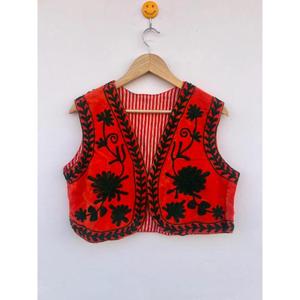 Chaleco Corto Reversible de Terciopelo de Algodón Bordado Suzani Hecho a Mano con Doble Abotonadura, Rojo Festivo, Regalo para Ella - Product Image 2