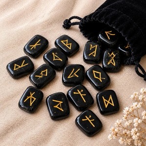 Ensemble de runes Futhark en jaspe noir naturel, fait main, thème Amour, avec pochette en velours noir et carte de runes - Product Image 3