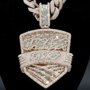 Colgante Escudo Iced Out de Moissanita Chapado en Oro Rosa de 18K, Estilo Hiphop para Uso Diario Masculino, Amuleto Temático, Colgante Personalizado con Letra Iced Out - Product Image 1