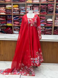 Robe de créateur la plus tendance avec broderie Zari, robe traditionnelle imprimée avec soie organza, collection pour mariage et fiançailles - Product Image 5