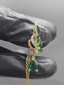 Colgante de moissanita chapado en oro de 18 quilates con piedras verdes de corte pera y dije de corte brillante redondo, temático para mujer - Product Image 5