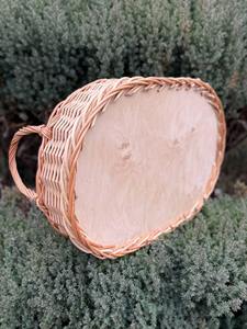 Plateau de service minimaliste en bois et rotin, parfait pour organiser le comptoir de cuisine et servir des fruits sur la table à manger - Product Image 2