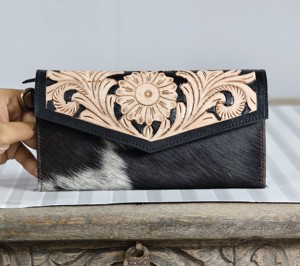 Cartera larga hecha a mano de cuero 100% auténtico con estampado floral, cierre plegable, estilo bohemio para mujer, estampado animal en blanco y negro - Product Image 1