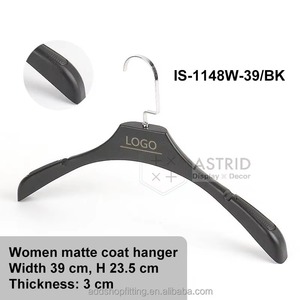 Cintres en plastique PP noir flexibles et robustes Astrid 39CM avec logo personnalisé pour hôtel, motel, auberge - Product Image 3