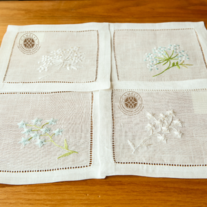 Broderie florale en pastel doux sur lin de qualité supérieure ajoute une élégance romantique aux mariages, aux goûters et aux dîners raffinés. - Product Image 1