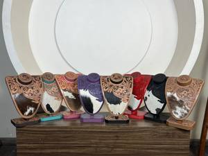 Expositor de Joyería de Cuero Repujado Hecho a Mano, Soporte para Collares de Piel de Vacuno Genuina, Exhibidor de Mostrador para Joyería Western - Product Image 3