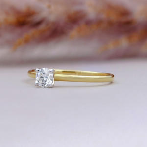 Anillo Solitario Minimalista con Diamante Cultivado en Laboratorio de Corte Redondo en Oro Amarillo, Anillo de Compromiso Clásico con Engaste de Puntas, Joyería Ética con Diamantes - Product Image 2