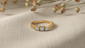 Bague à trois pierres en or 10 carats faite à la main, conception personnalisée, diamant VVS1 cultivé en laboratoire, alliance d'anniversaire, fournisseur de bijoux classiques - Product Image 6