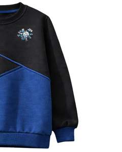 Sudadera Personalizada para Mujer en Bloques de Color Negro y Azul Rey, Sudadera Casual de Invierno con Cuello Redondo y Forro Polar Suave, con Detalle de Bordado - Product Image 4