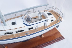 Modèle de bateau à voile en bois peint à la main HALLBERG RASSY 40, style nautique européen, décoration d'intérieur autoportante, antique, fabriqué en Suède - Product Image 4