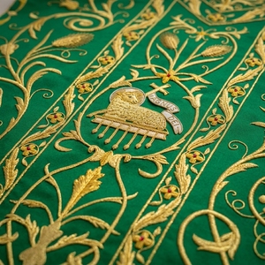 Chasuble verte brodée, vêtement liturgique pour prêtre catholique romain, robe liturgique avec motif floral doré, design personnalisé - Product Image 2