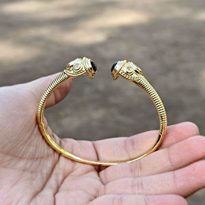 Bracelet manchette plaqué or de haute qualité, onyx noir avec quartz opalite, multi-pierres, style bohème, réglable, unisexe - Product Image 5