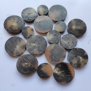 Botones de Cuerno de Buey Auténtico Tallado, Duraderos, Opciones de Color Natural para Prendas de Vestir, Fabricante en India, Alemania - Product Image 1