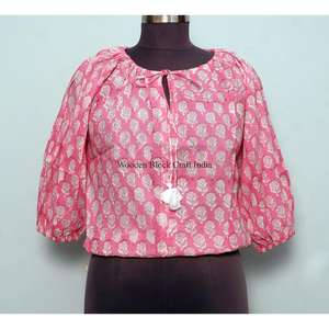 เดรสสั้นทรงเอผ้าฝ้ายใส่สบายสำหรับผู้หญิง ดีไซน์เก๋ไก๋สำหรับฤดูร้อน แขนกุด พิมพ์ลายดอกไม้ด้วยมือ แต่งลูกไม้ เหมาะสำหรับงานปาร์ตี้แบบสบายๆ - Product Image 1