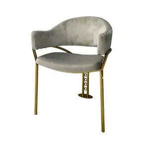 Venta al por mayor muebles para el hogar sillas de comedor modernas nórdicas marco de metal dorado tapizado sillas de brazo de terciopelo para el comedor