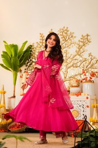 Vestido de Lujo Rosa Rani Bordado en Viscosa y Seda Chanderi, Sin Arrugas, Diseño de Diseñador, para Bodas y Fiestas Pakistaníes, Vestido Étnico para Mujer - Product Image 5