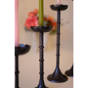 Porte-bougies coniques Abacus noir mat, avec tiges côtelées et coupelles en forme de pétales, inspirés du bambou, en quatre hauteurs graduées variées - Product Image 5