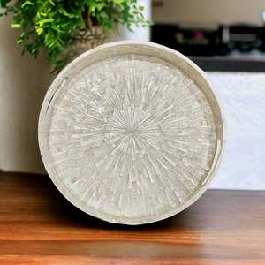 Plateau rond en nacre avec poignées, centre de table ottoman de style côtier, organisateur de coiffeuse pour parfums et décoration intérieure - Product Image 1