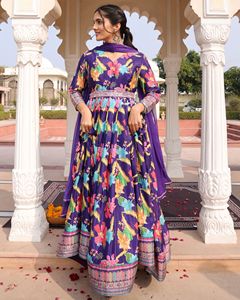 Mode tendance pour femmes : robe Anarkali violette pour mariages et soirées, manches 3/4, en crêpe de soie Chinon, semi-couturée - Product Image 2