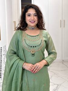 Ensemble Kurta, pantalon et dupatta en soie brodée rose, extensible, style indien pakistanais, tenue traditionnelle pour femmes, pour mariage et fêtes - Product Image 4