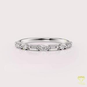 Anillo de Boda de Diamantes Cultivados en Laboratorio, Corte Baguette y Redondo, Oro Amarillo, Apilable, Anillo de Aniversario, Media Eternidad, Minimalista, para Novia - Product Image 5