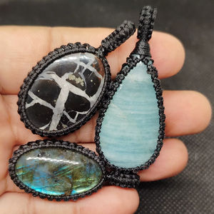 Collar de Macramé con Piedra de Labradorita en Forma de Lágrima, Estiloso y Moderno - Product Image 1