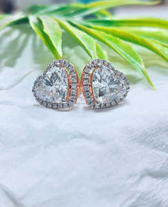Pendientes de diamantes talla corazón en oro rosa, un diseño romántico y radiante con un brillo suave y un encanto elegante para un estilo atemporal. - Product Image 3