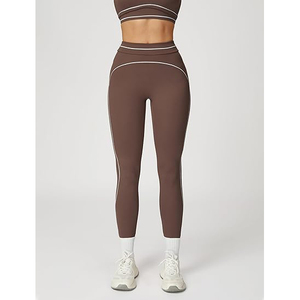 Ensemble de yoga froncé sur le côté pour femme, soutien-gorge de sport à col en V profond, pantalon évasé taille haute à revers, contrôle du ventre, en nylon et élasthanne, ensemble lifestyle - Product Image 5