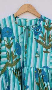 Vestido midi de gasa de algodón con estampado artesanal |   Estilo Boho con Cuello Profundo - Product Image 2