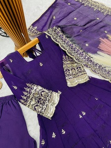 ชุดเดรส Anarkali สีม่วงพร้อมผ้าคลุมไหล่สำหรับเด็กผู้หญิง เหมาะสำหรับงานแต่งงานแบบดั้งเดิมและงานเลี้ยง จาก Samp Corporation - Product Image 5