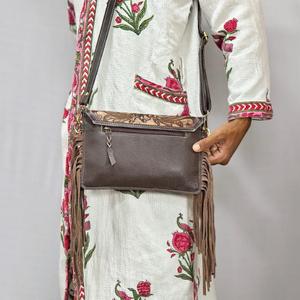 Bolso Bandolera Bohemio de Cuero Genuino, Impermeable y Antirrobo, con Borlas y Cierre de Cremallera, Color Marrón, para Mujer, Estilo Rajasthan - Product Image 2