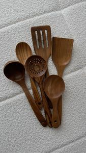 Ensemble d'ustensiles à salade en bois faits à la main au design unique, cuillères, spatules, écologiques, design minimaliste, pour servir et dîner - Product Image 1