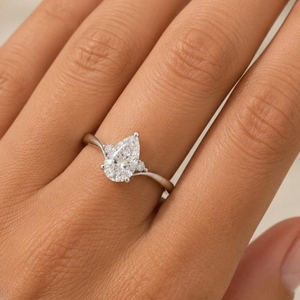 Bague en or blanc 9 carats avec diamant de laboratoire certifié IGI, taille poire 1,5 carat, couleur F, pureté VS1, bijou de luxe pour femme, idéal pour fiançailles ou comme cadeau. - Product Image 6