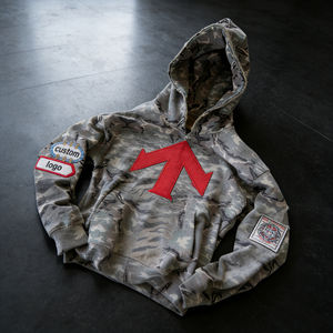 เสื้อฮู้ดดี้ผู้ชายไซส์ใหญ่สีเทาลายพราง ปักลายลูกศรสีแดง แต่งขอบดิบ ป้ายโลโก้แบบกำหนดเอง สไตล์ลำลองแนวสตรีทแวร์ - Product Image 4